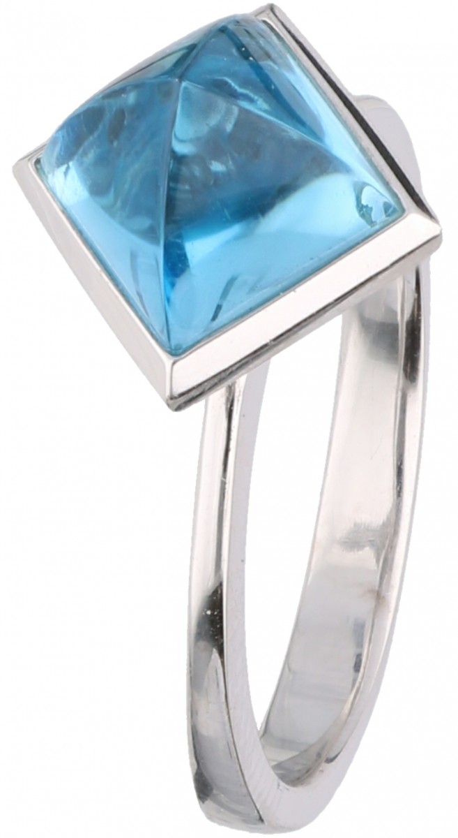 18 kt. Witgouden ring bezet met ca. 0.22 ct. diamant en blauwe topaas.