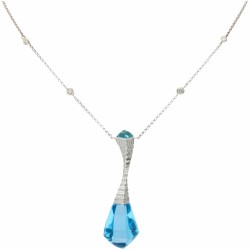 18 kt. Witgouden collier en hanger bezet met ca. 0.36 ct. diamant en blauwe topaas.