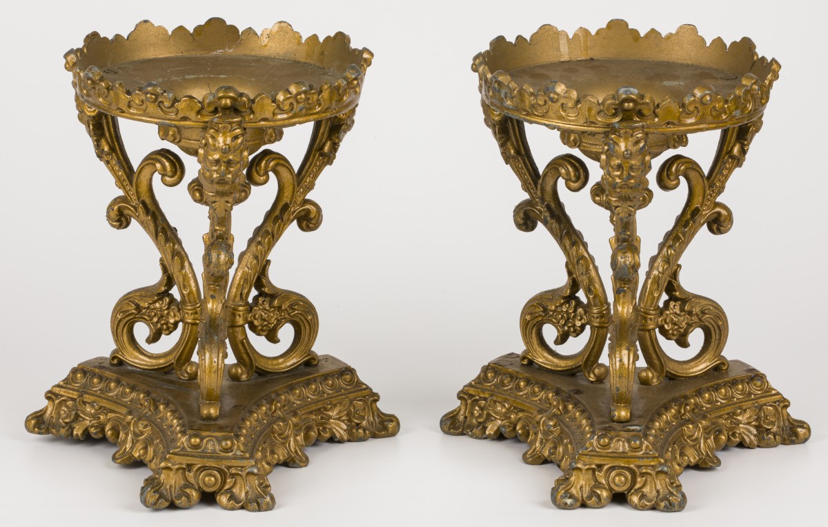 Een lot bestaande uit twee goud geverfde ZAMAK tazza houders, Frankrijk, 1e helft 20e eeuw.