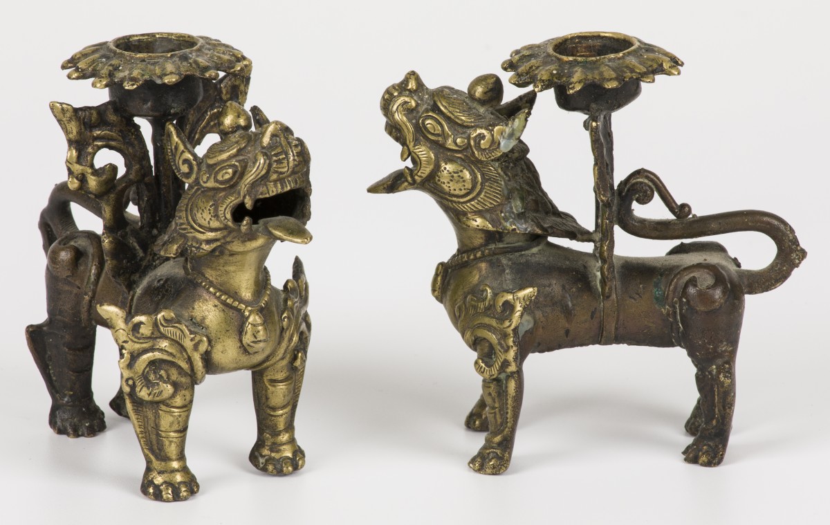 Een set van (2) bronzen Foo dogs/Chinese leeuwen, tempelwachter- kandelaars, China, ca. 1900.