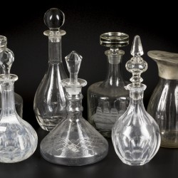 Een lot van (6) diverse likeur-stopflessen met daarbij (2) decanteerkaraffen, 20e eeuw.