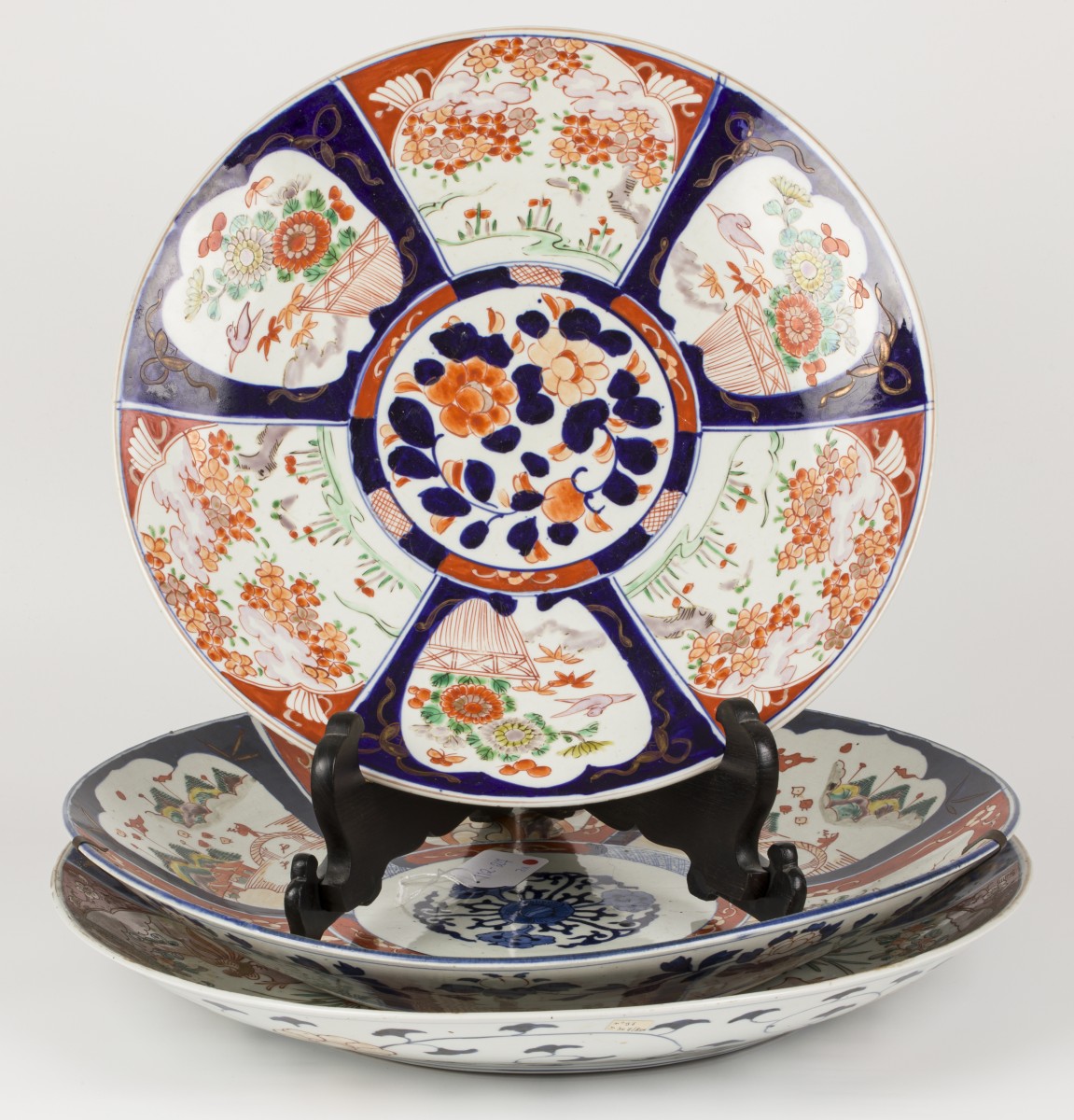 Een lot van (3) porseleinen schotels met Imari decor, Japan, 1e kwart 20e eeuw.