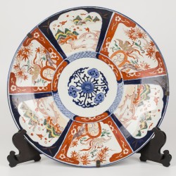 Een lot van (3) porseleinen schotels met Imari decor, Japan, 1e kwart 20e eeuw.