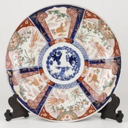 Een lot van (3) porseleinen schotels met Imari decor, Japan, 1e kwart 20e eeuw.