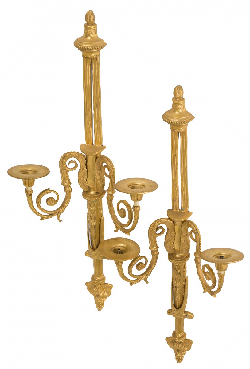 Een set van (2) bronzen Louis XVI-stijl wandkandelabers, Frankrijk, 20e eeuw.