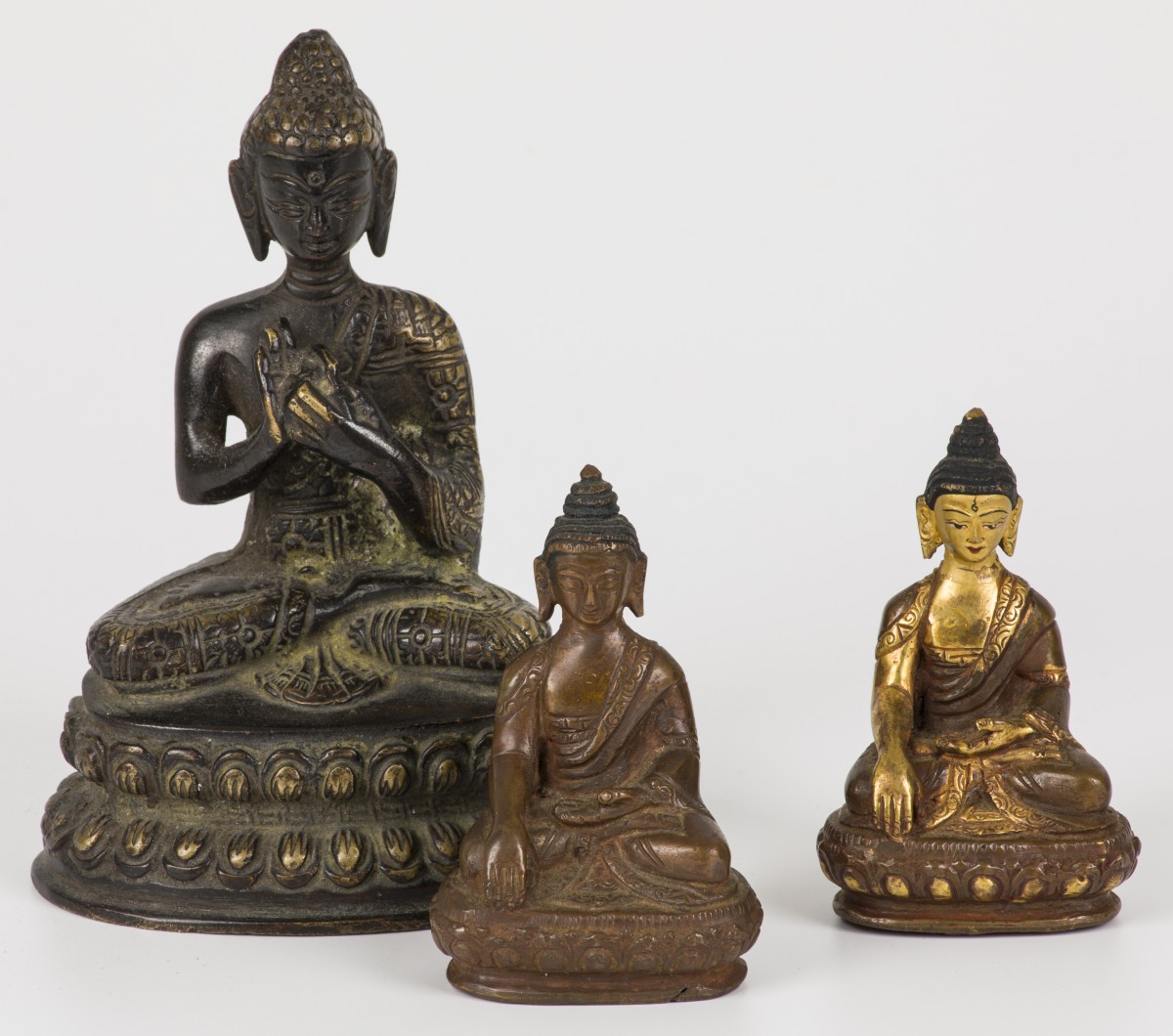 Een lot van (3) bronzen boeddha's. Tibet, 20e eeuw.