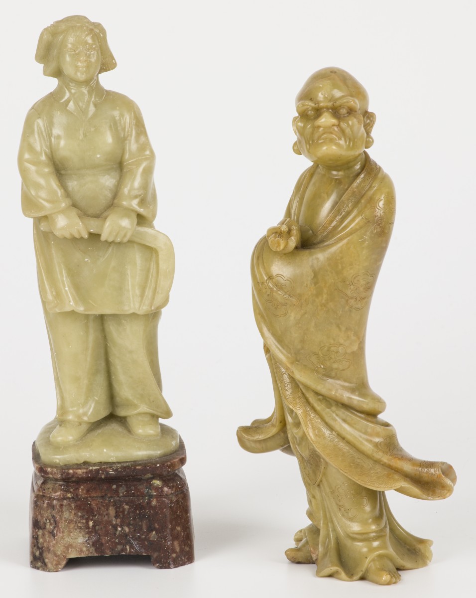 Een lot van (2) sculpturen, een wijsgeer en een boerin, China, 2e helft 20e eeuw.