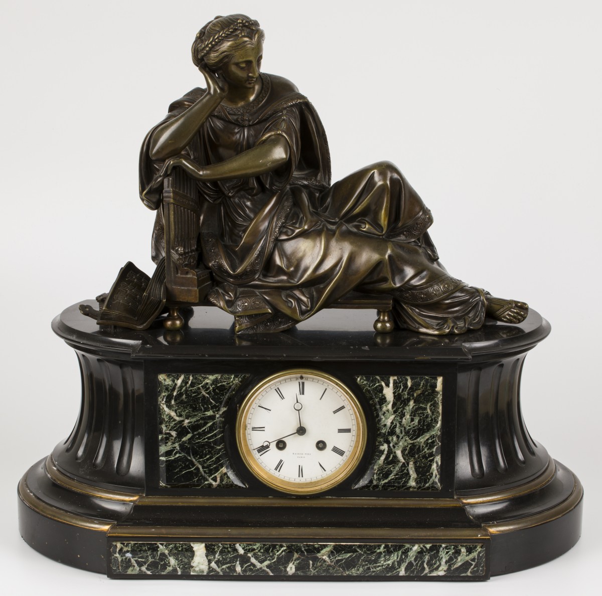 Een grote schouwklok met klokkenbeeld naar Albert-Ernest Carrier (Anizy-le-Château 1824 - 1887 Sèvres), Frankrijk, 3e kwart 19e eeuw.