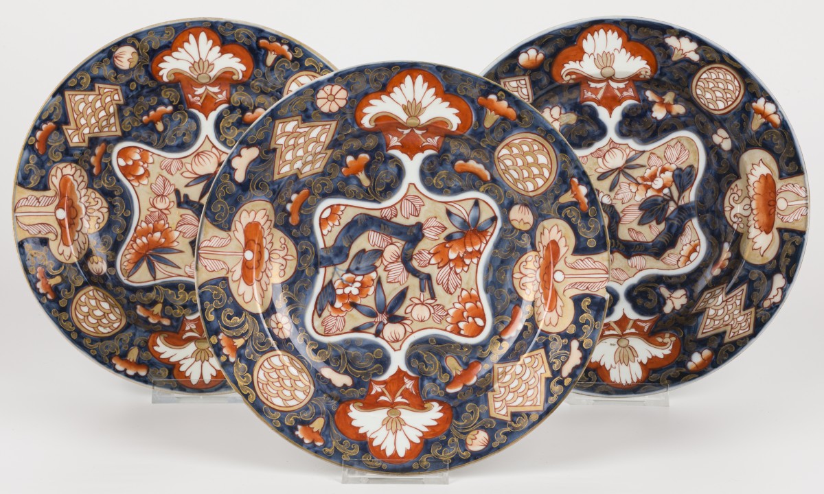 Een lot van (3) Japanse diepe borden, Imari decor.