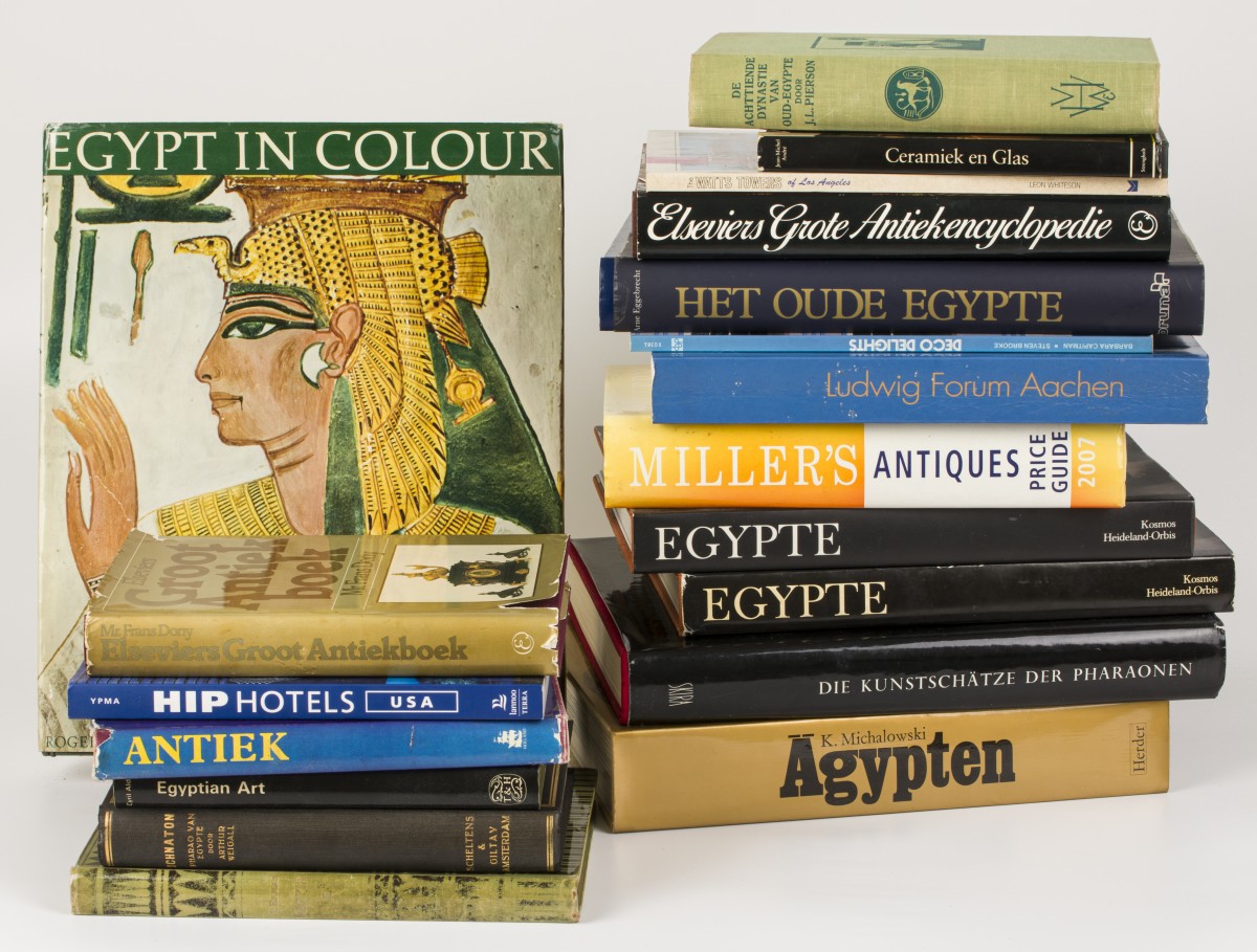 Een lot diverse boeken, o.a. over het Oude Egypte, 20e eeuw.