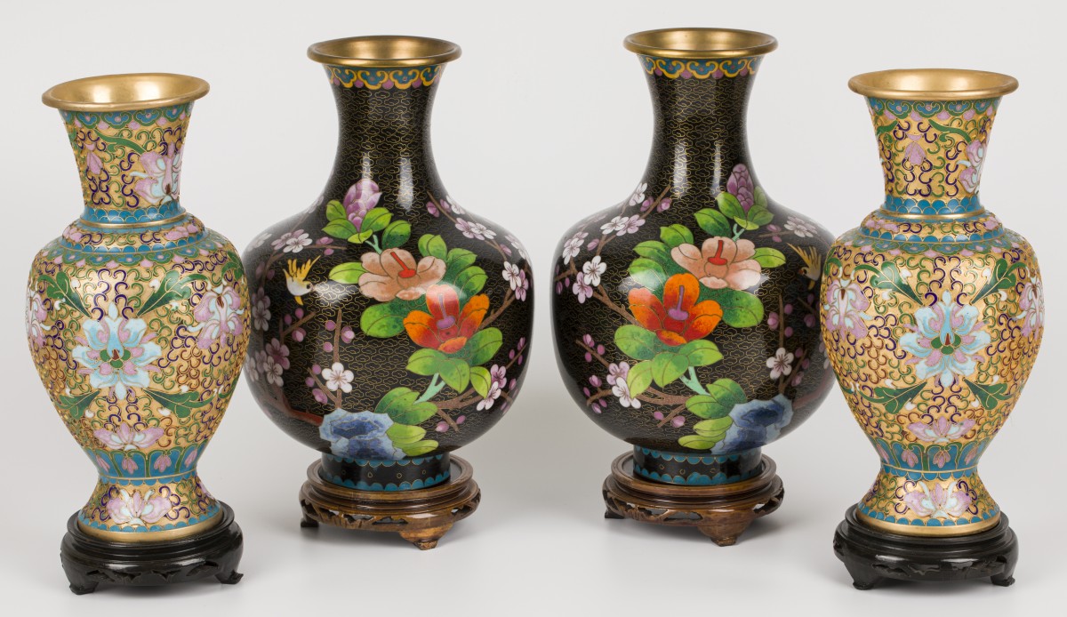 Een lot van (4) cloisonné vazen (2 x 2), met floraal decor.