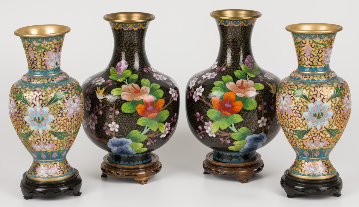 Een lot van (4) cloisonné vazen (2 x 2), met floraal decor.