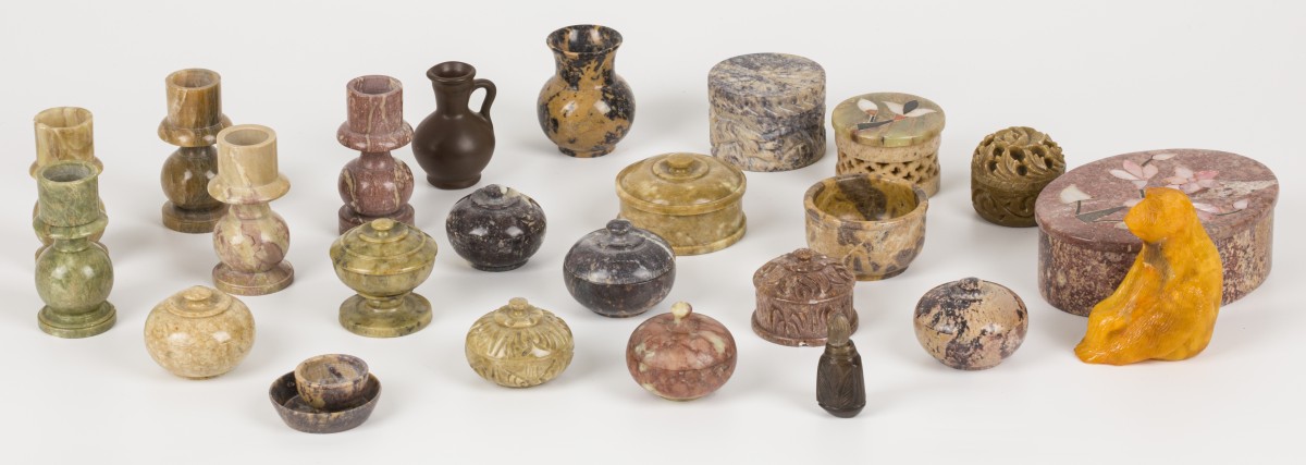 Een lot diverse items waaronder voornamelijk doosjes van minerale gesteenten, ca. 2000.
