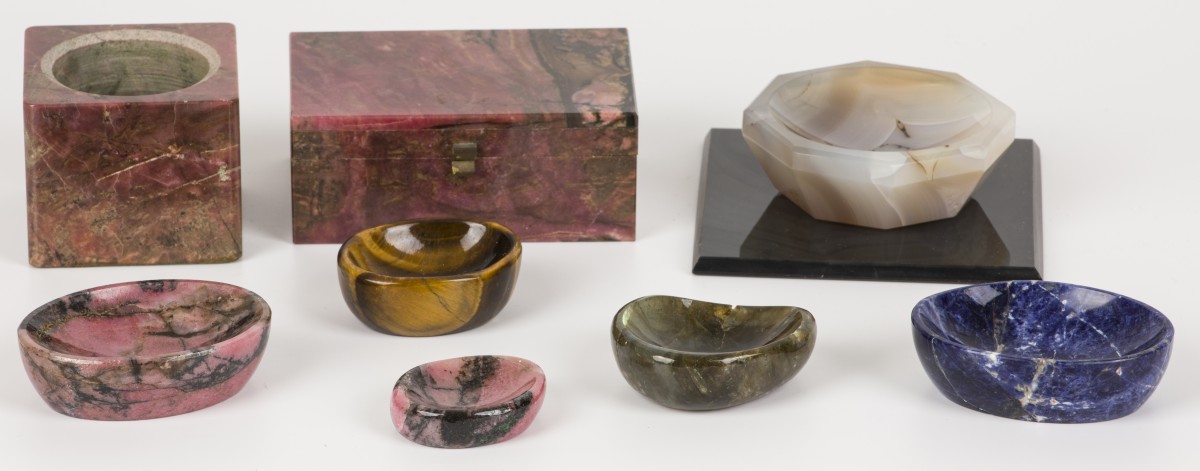 Een lot bestaande uit diverse items van minerale gesteentes, w.o. doosjes, 20e eeuw.