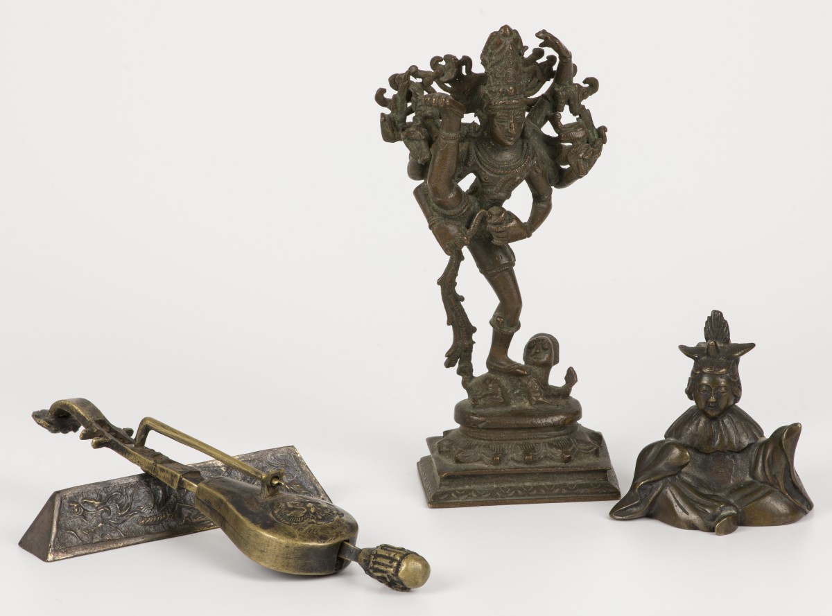 Een lot diverse Aziatische objecten waaronder een bronzen Shiva.