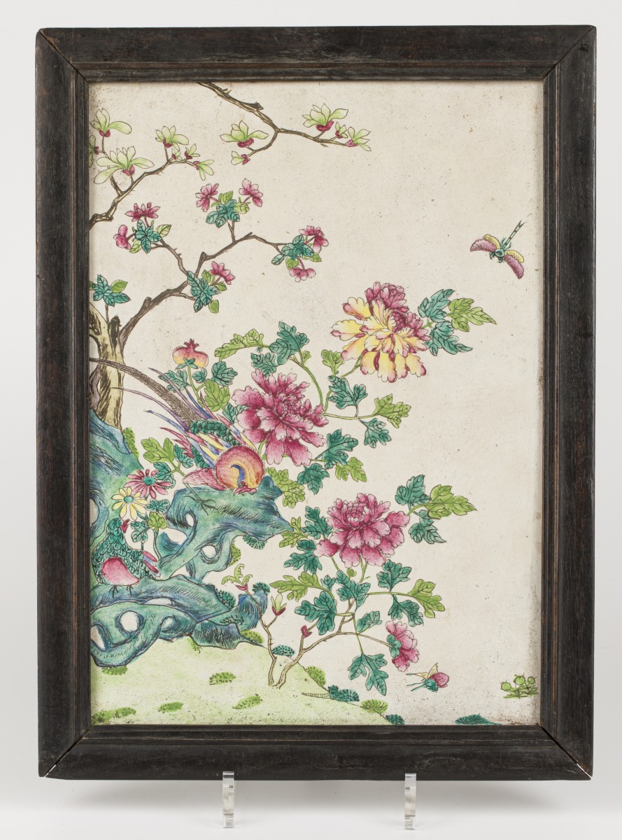 Een aardewerken famille rose plaquette in houten omlijsting. China, 2e helft 20e eeuw.