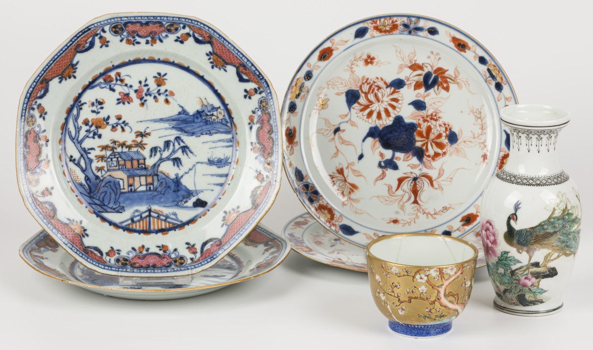 Een lot divers porselein waaronder twee borden met imari decor en een Japanse cup. China & Japan, 18e/19e eeuw.