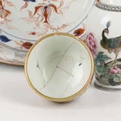 Een lot divers porselein waaronder twee borden met imari decor en een Japanse cup. China & Japan, 18e/19e eeuw.