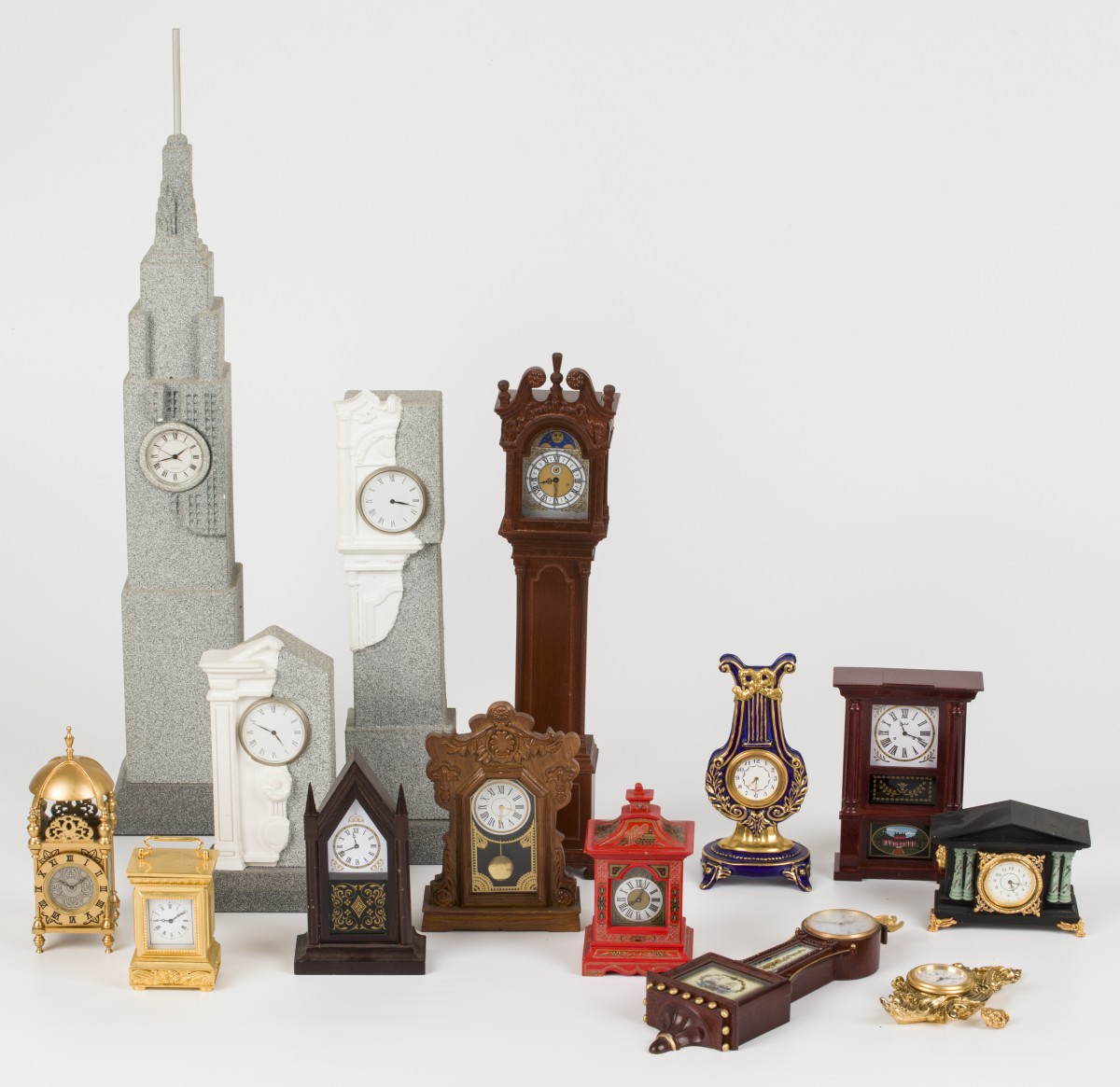 Een lot bestaande uit miniatuur klokjes in de vorm van onder andere een staand horloge en pendules. Franklin Mint, 2e helft 20e eeuw.