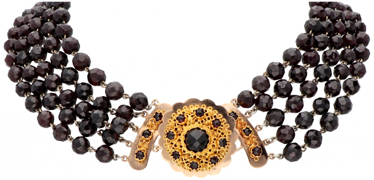 Vijfrijig granaatcollier met een 14 kt. geelgouden sluiting met cantillewerk.