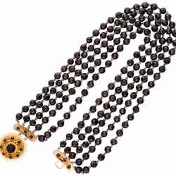 Vijfrijig granaatcollier met een 14 kt. geelgouden sluiting met cantillewerk.