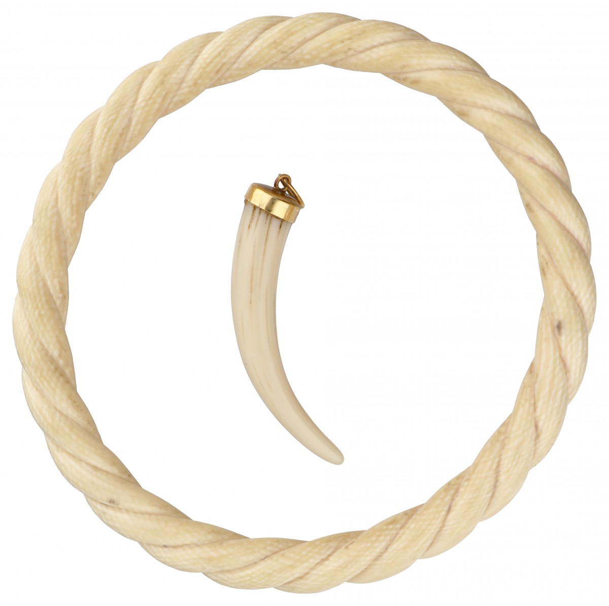 Lot van een gedraaide ivoren bangle armband en een geelgouden hanger met tand.