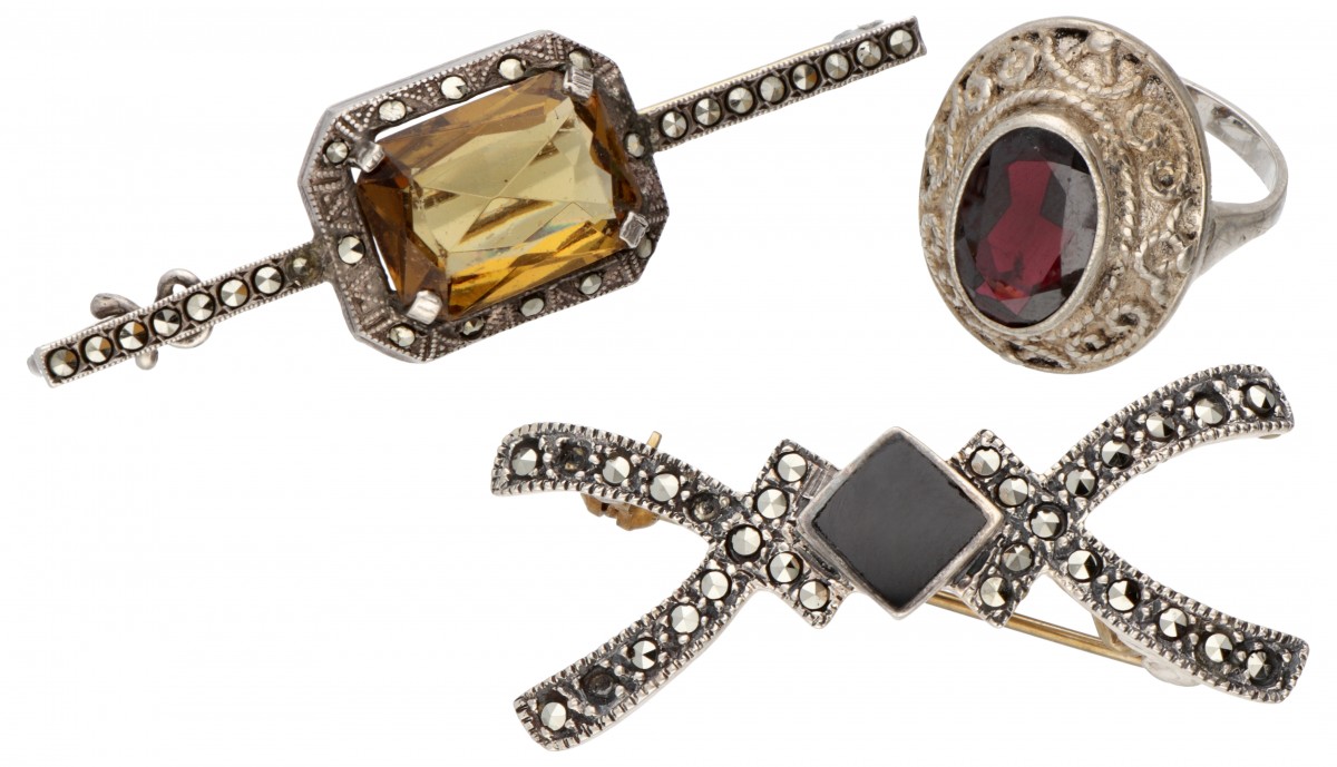 Lot van twee vintage broches en een zilveren ring bezet met onder andere granaat, onyx en markasieten.