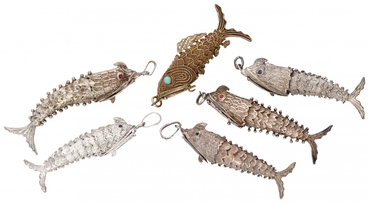 Lot van 6 zilveren flexibele vintage parfumhangers in de vorm van een vis.