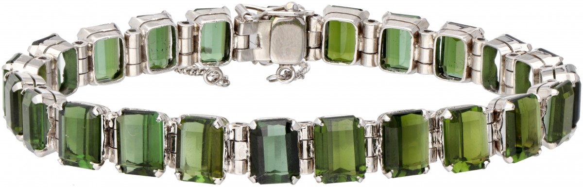 14 kt. Witgouden armband rondom bezet met ca. 30.60 ct. natuurlijke groene toermalijn.