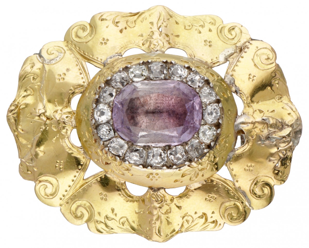 18 kt. Geelgouden antieke broche bezet met ca. 1.72 ct. amethist en ca. 0.64 ct. diamant.