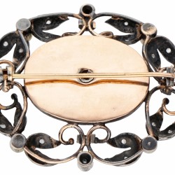 14 kt. Roségouden antieke broche bezet met diamant en zaadparel gezet in zilver en onyx.
