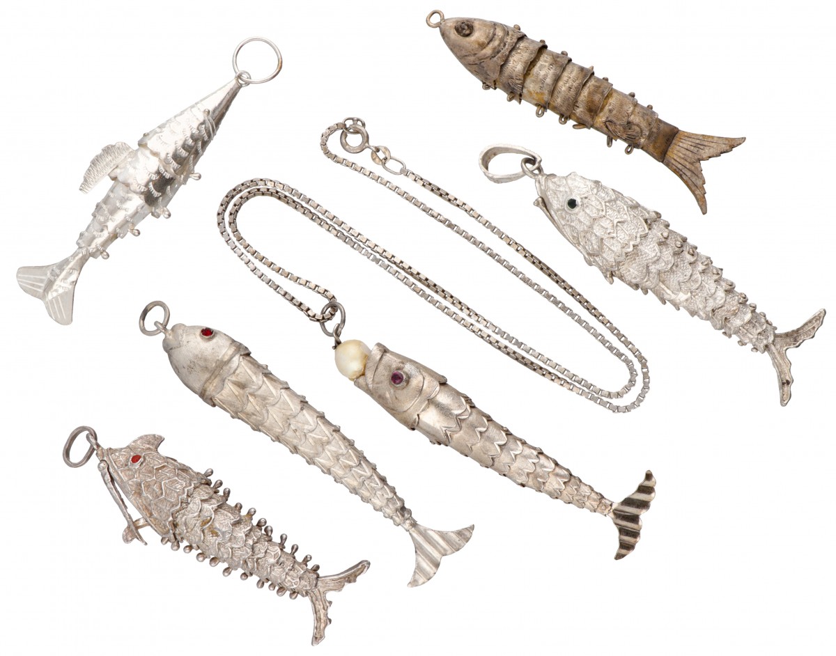Lot van 6 zilveren flexibele vintage hangers in de vorm van een vis.