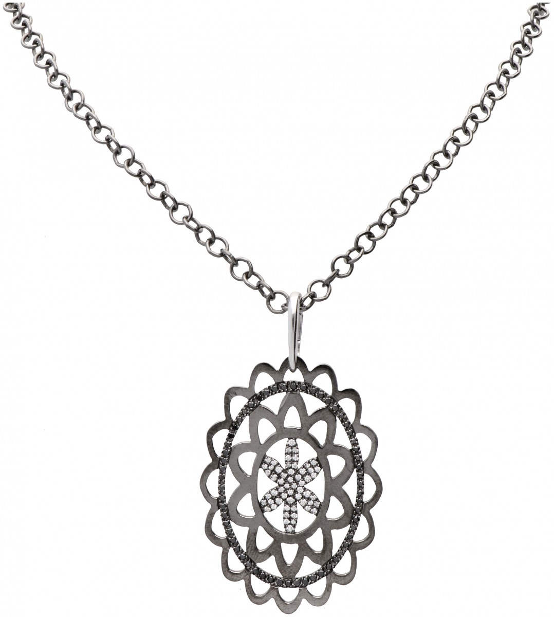 18 kt. Geoxideerd gouden Mattioli collier met bloemvormige hanger bezet met ca. 0.57 ct. zwarte en witte diamanten.