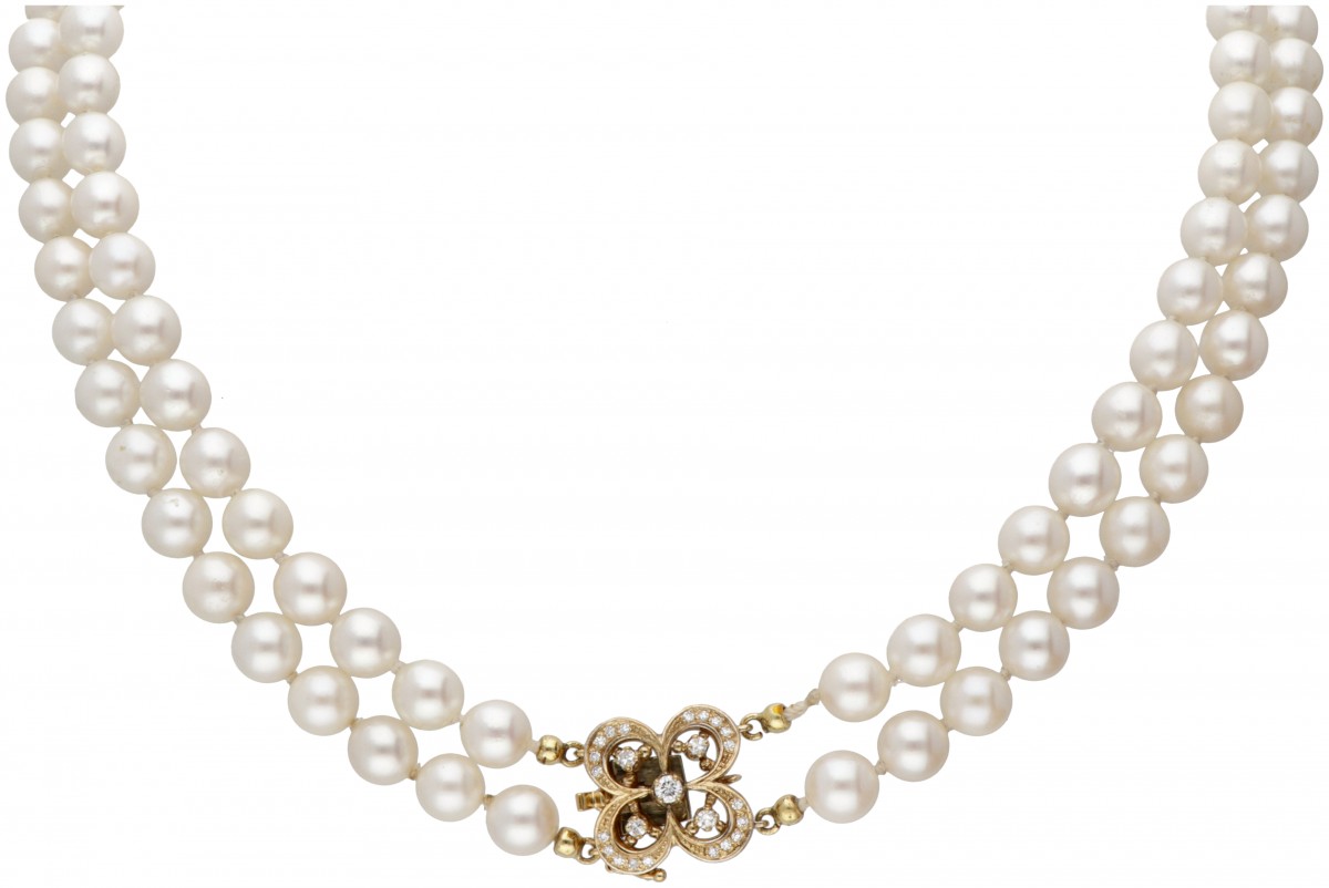 Tweerijig zoetwaterparel-collier met een 20 kt. geelgouden sluiting bezet met ca. 0.24 ct. diamant.
