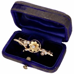 14 kt. Geelgouden bloemvormige broche bezet met ca. 0.23 ct. diamant.