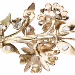 14 kt. Geelgouden antieke bloemenbroche bezet met roos geslepen diamanten.