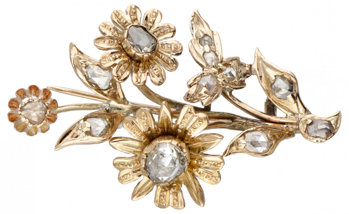 14 kt. Geelgouden antieke bloemenbroche bezet met roos geslepen diamanten.