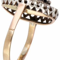 14 kt. Geelgouden antieke ovale rozet ring bezet met diamant en blauwe steen.