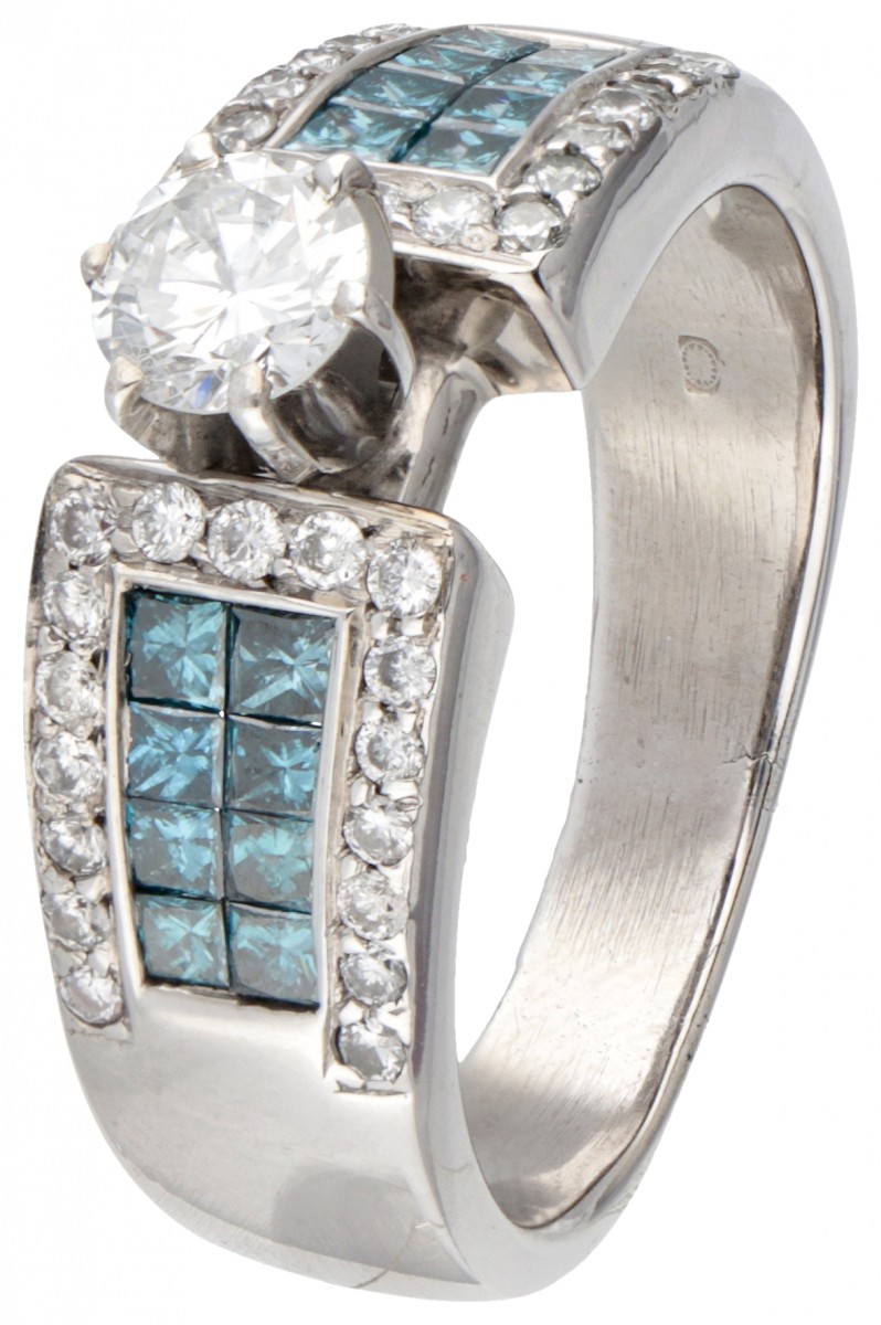 14 kt. Witgouden shoulder ring bezet met ca. 1.27 ct. witte en blauwe diamanten.