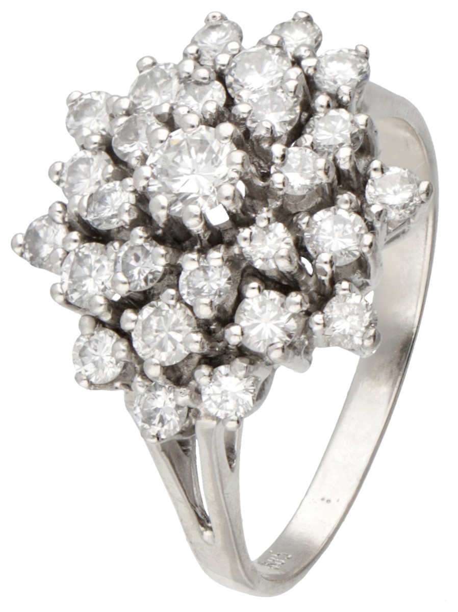 14 kt. Witgouden entourage ring bezet met ca. 1.10 ct. diamant.