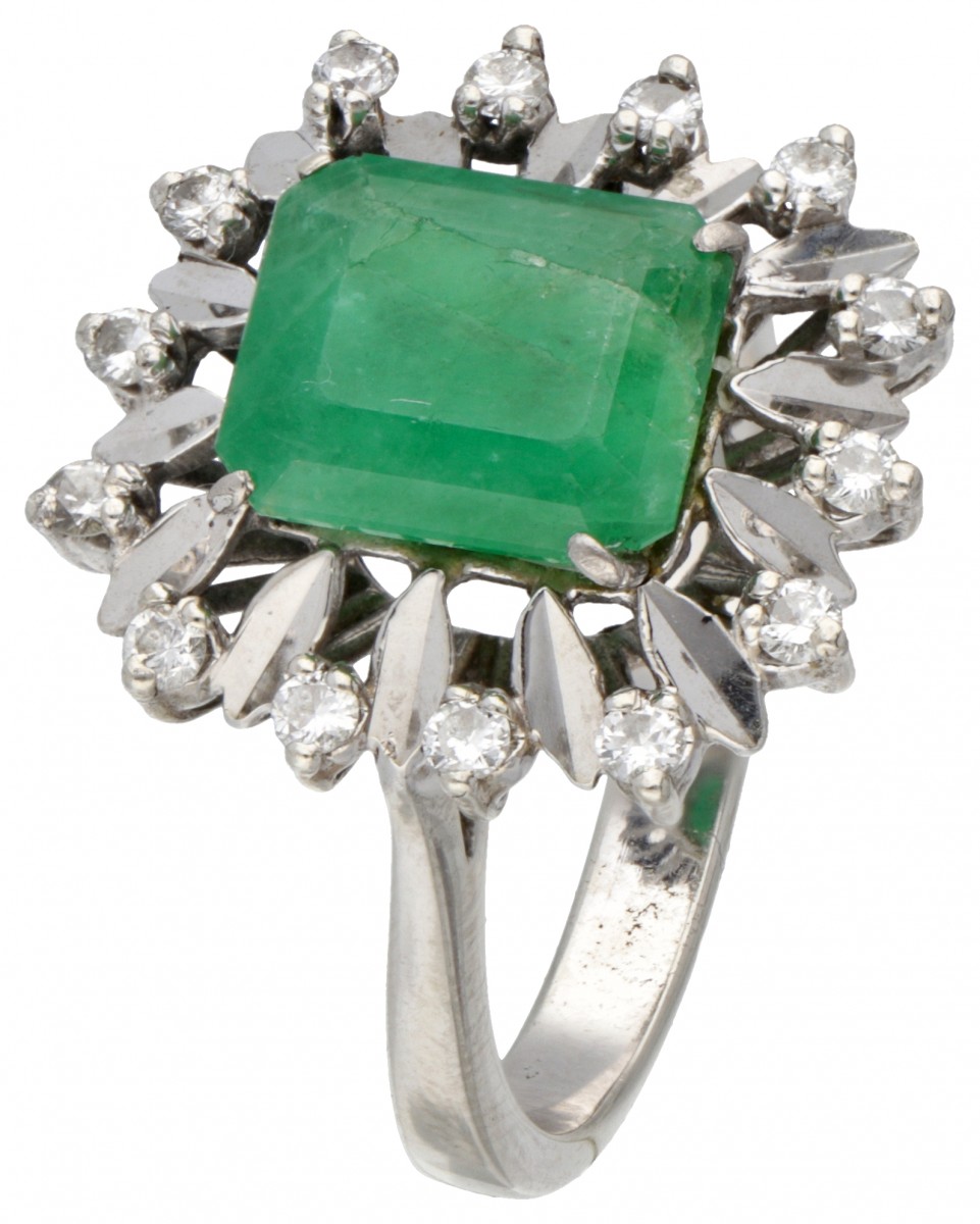 14 kt. Witgouden entourage ring bezet met ca. 0.28 ct. diamant en ca. 2.98 ct. natuurlijke smaragd.