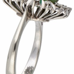 14 kt. Witgouden entourage ring bezet met ca. 0.28 ct. diamant en ca. 2.98 ct. natuurlijke smaragd.