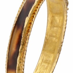 14 kt. Geelgouden antieke ring bezet met ca. 0.15 ct. natuurlijke saffier en faux tortoise.