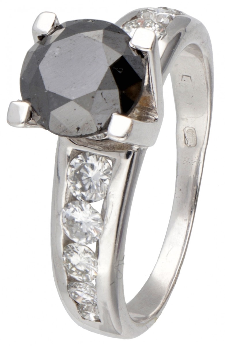 14 kt. Witgouden shoulder ring bezet met ca. 2.34 ct. witte en zwarte diamant.