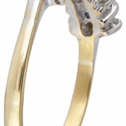 18 kt. Bicolor gouden ring bezet met ca. 0.42 ct. diamant en ca. 0.30 ct. natuurlijke saffier.