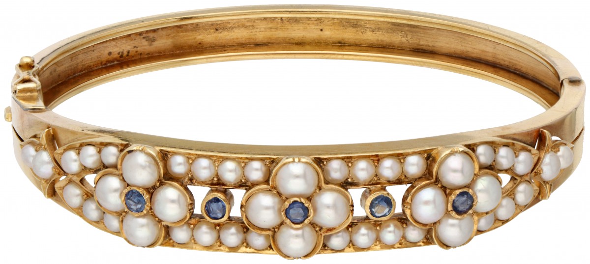 14 kt. Geelgouden antieke bangle armband bezet met natuurlijke saffier en parels.