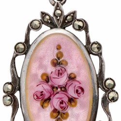 Sterling zilveren antieke C. Bucherer horloge hanger met guilloche emaille en markasieten.