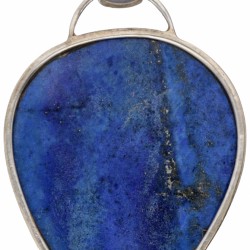 Sterling zilveren peervormige hanger bezet met lapis lazuli.