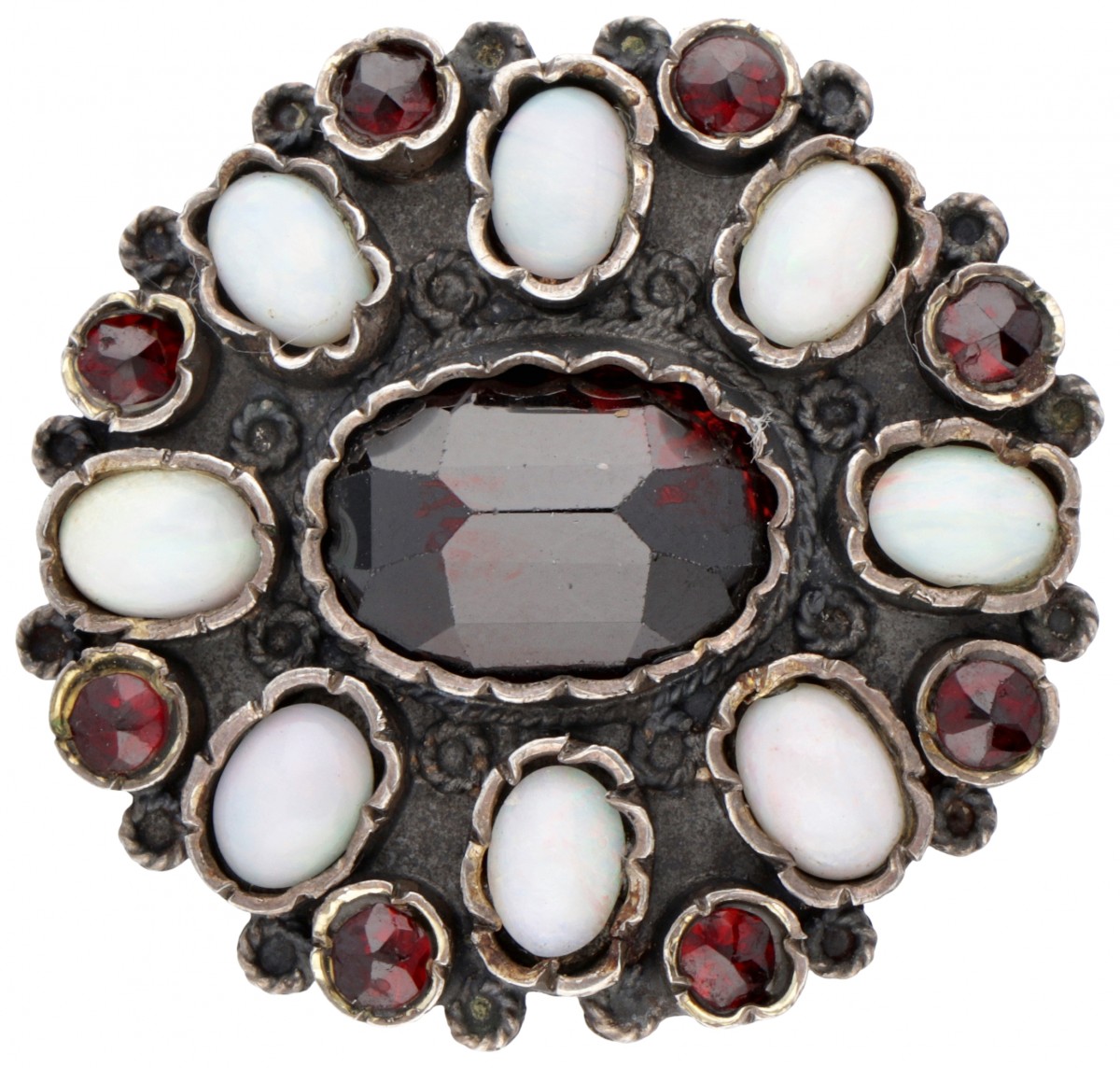 800 Zilveren broche bezet met ca. 1.36 ct. edelopaal en granaat.
