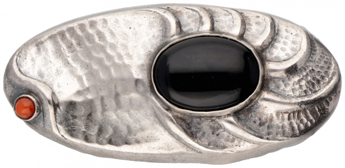 Sterling zilveren Amsterdamse School art deco broche bezet met onyx en bloedkoraal.